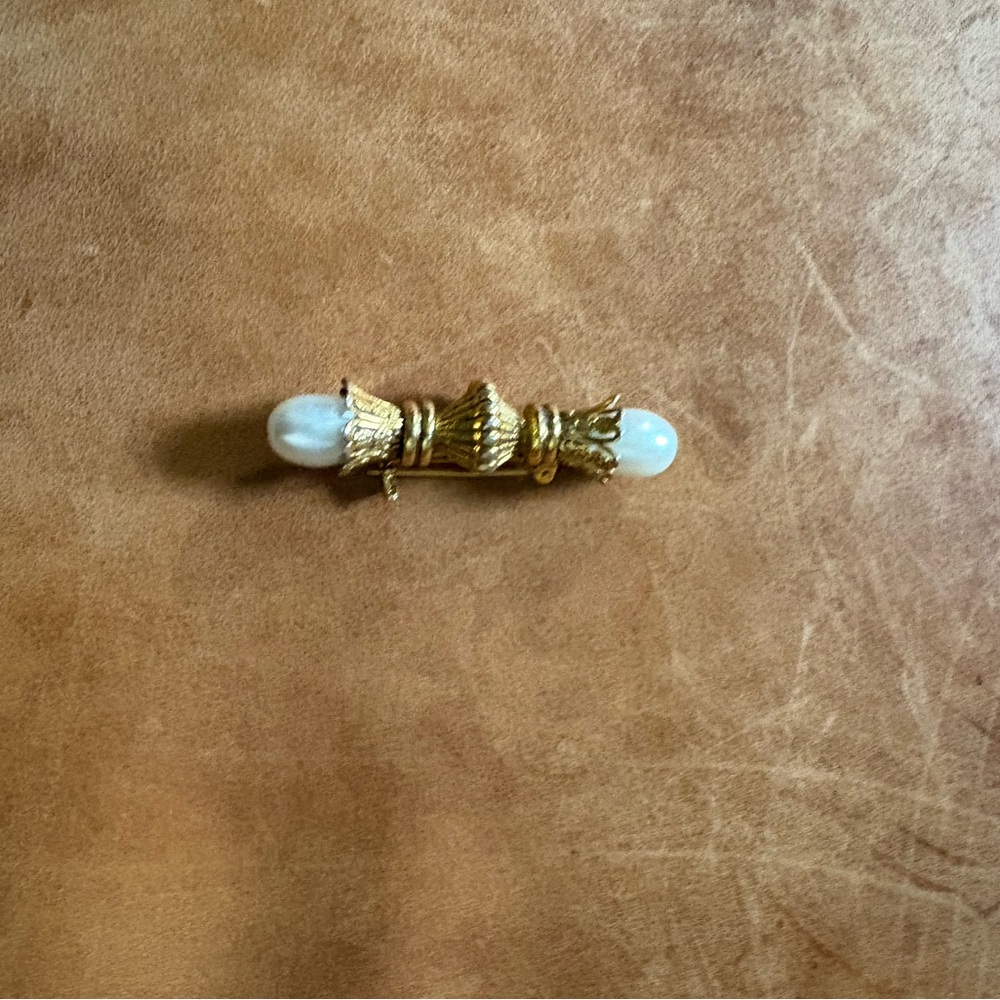 Elegant Gold and Pearl Brooch